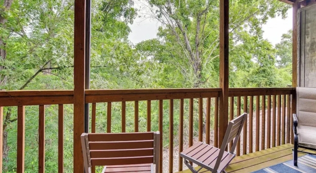 Апартаменты с 2 комнатами с балконом Hike & Leaf Peep! Condo 2 Mi to Silver Dollar City