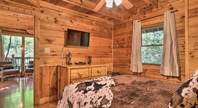 Cabin w/ Hot Tub + Deck, 3 Mi to Pigeon Forge