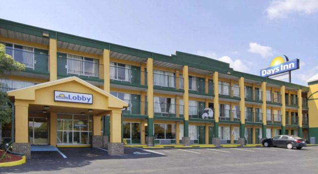 Кровать в общем номере Days Inn by Wyndham Roanoke Civic Center