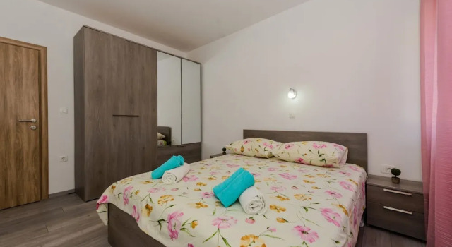 Spacious apt With Lodge Just 40m From the Beach, Buchen Sie Ferienwohnung Kaštela Gespanschaft Split-Dalmatien