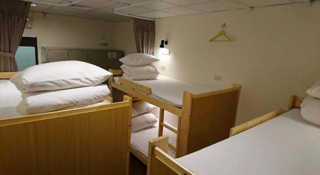 Кровать в общем номере Temple Side Hostel