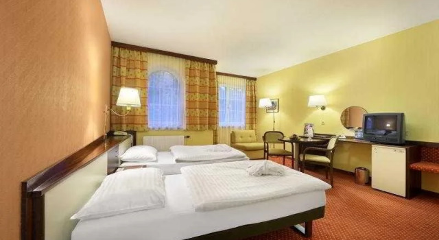 Caruso, Book Hotel Hotels in Vienna surrounding with a Pool, Swimming Pool