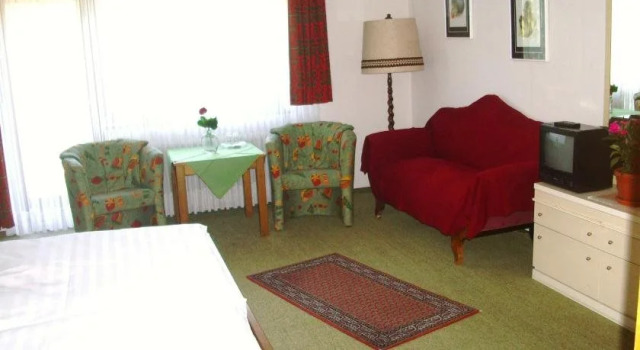Hotel Salinenblick, Забронировать Отель Бад-Орб Шпессарт, рядом с Пешеходный маршрут для хождения босиком