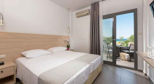 Двухместный номер с частичным видом на море Princess Golden Beach Hotel