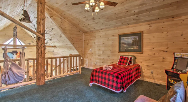 Коттедж 'the Phoenix' Cabin w/ Hot Tub in Gatlinburg!