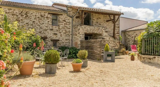 Gîte de charme avec vélos dans un village viticole proche Clisson et Puy du Fou - FR-1-306-818, Забронировать Отель Отели Клисон с парковкой, Парковка