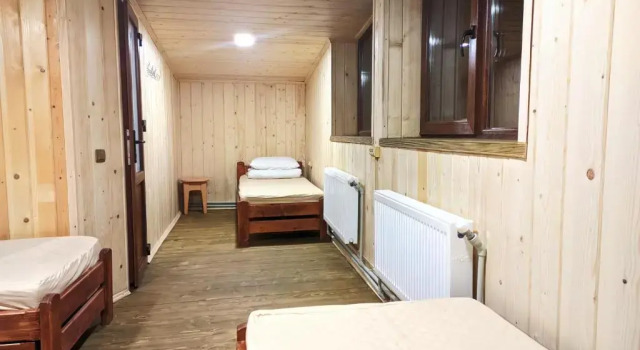 Camp Bilyi Slon, Buchen Sie Hotel Dzembronia Iwano-Frankiwsk