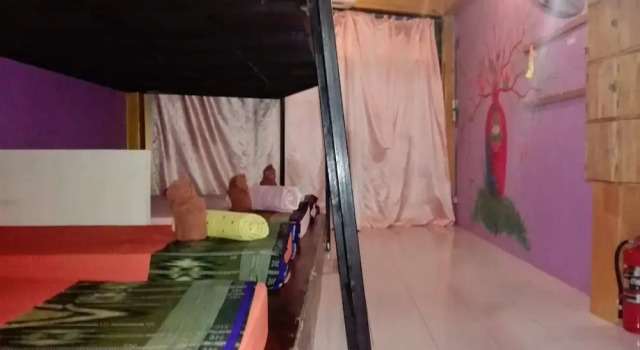Maddy’s Hostel, Забронировать Хостел Отели Ко-Пханган с парковкой, рядом с Вечеринка «Праздник полной луны» на пляже Хаад-Рин, Парковка