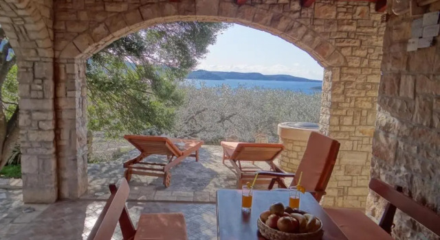 Коттедж с 2 комнатами с видом на море Stone House San Pelegrin