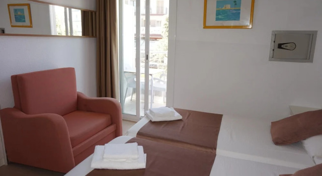 Трёхместный номер Standard с балконом Hotel Hermes