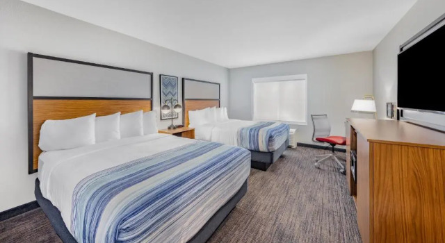 Четырёхместный номер Standard AmericInn by Wyndham International Falls