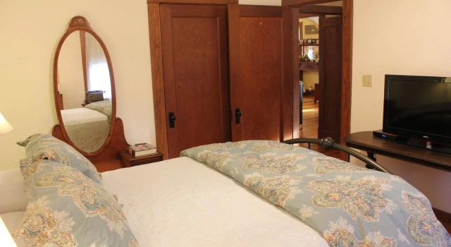 DeBourge Guesthouse, Varaa Hotelli  