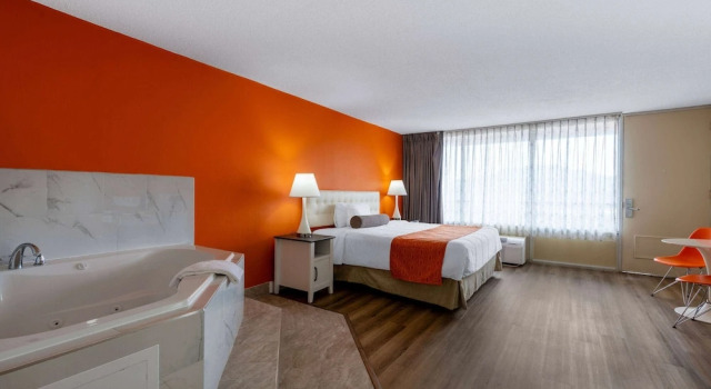 Двухместный люкс Howard Johnson by Wyndham Salem Hotel & Conference Center