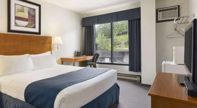 Четырёхместный номер Standard Days Inn Kenora