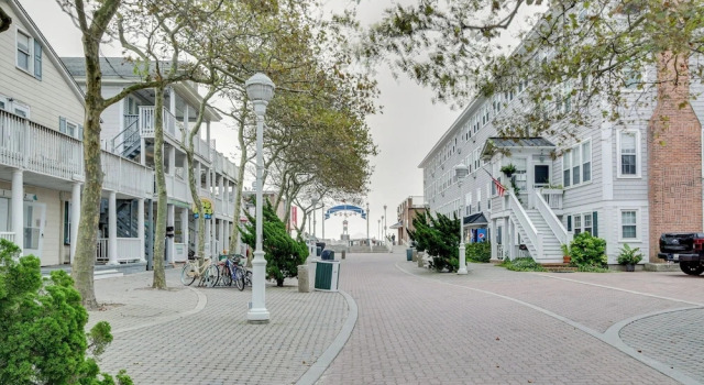 Walk to Boardwalk! Ocean City Coastal Gem w/ Deck, Забронировать Апартаменты/квартира Апартаменты Оушен-Сити, рядом с Ocean City Life-Saving Station Museum, Апартаменты/квартира