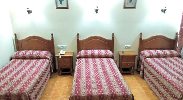 Пятиместный номер Standard с балконом Hostal Bellido