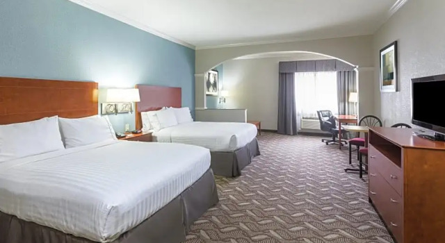 Четырёхместный люкс Holiday Inn Express Hotel and Suites Lake Charles by IHG