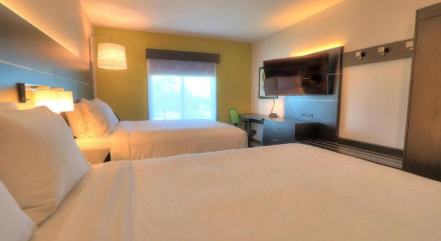 Четырёхместный номер Standard Holiday Inn Express Hotel & Suites Mobile Saraland by IHG