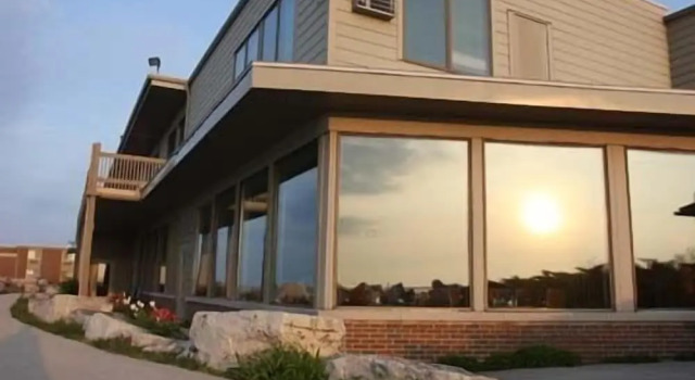 Lighthouse Inn, Book Hotel Hoteller i Two Rivers med parkering, Parkering