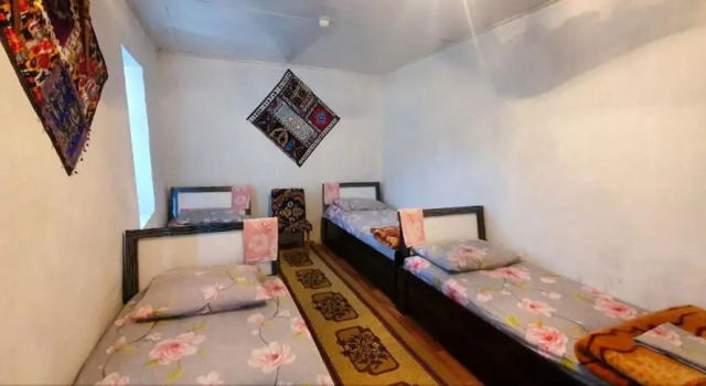 Komil`s homestay in Sentyab village, Rezervovat Hotel Hotely v Navoiy s parkováním, Parkování