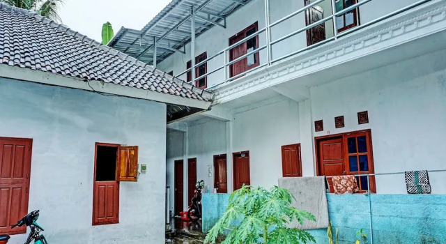 OYO Life 92222 Sahabat Kost Syariah Pacitan
