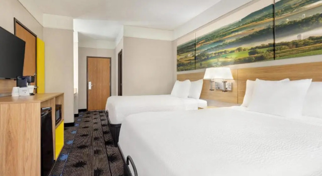Четырёхместный номер Standard Days Inn by Wyndham Kansas City International Airport
