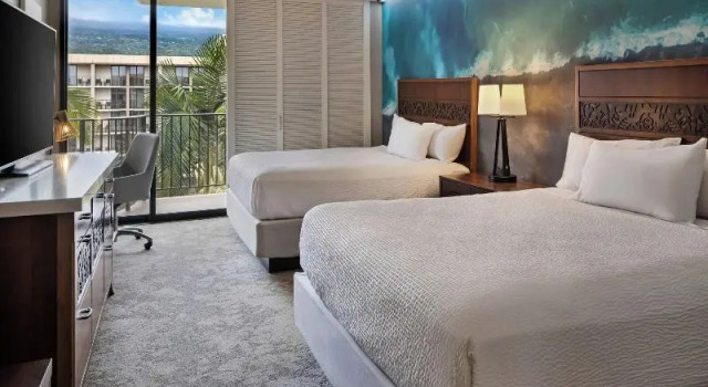 Четырёхместный номер Standard с балконом и oceanfront Courtyard by Marriott King Kamehamehas Kona Beach Hotel