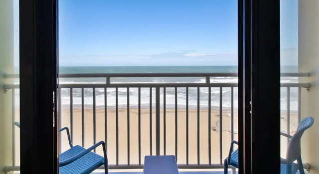 Двухместный номер Standard с балконом Holiday Inn Express & Suites VA Beach Oceanfront by IHG