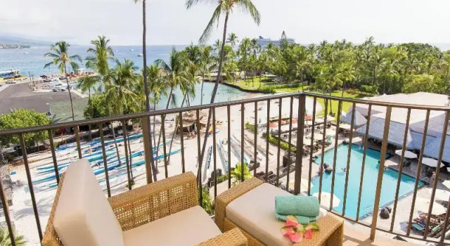 Четырёхместный номер Standard с балконом и oceanfront Courtyard by Marriott King Kamehamehas Kona Beach Hotel