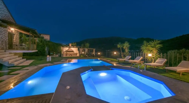 Вилла с 3 комнатами Limneon Villas