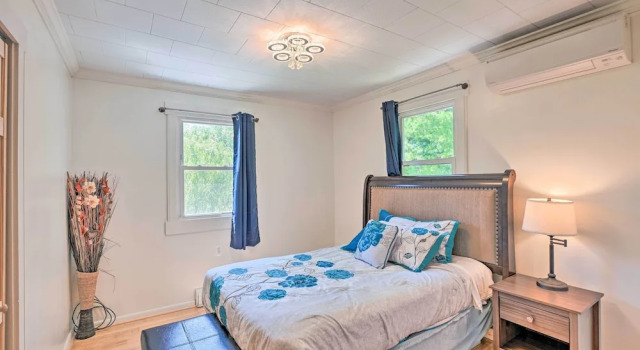 Cute Ellsworth Home w/ Deck, 16 Mi to Acadia!, Забронировать Отель Отели Мэна с парковкой, Парковка