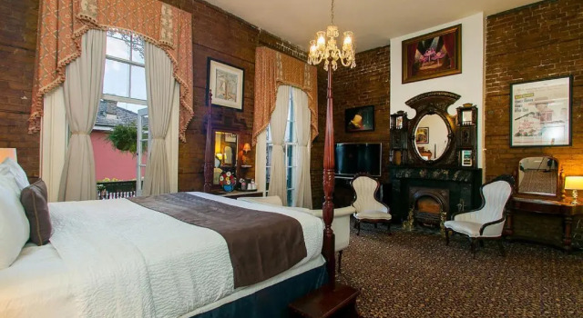 Двухместный номер Deluxe с балконом Lafitte Hotel & Bar