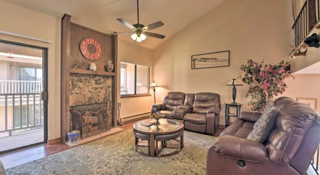 Quaint Angel Fire Townhome: 1/2 Mi to Ski Slopes!, Забронировать Апартаменты/квартира Отели Анджел Файер с парковкой, рядом с Angel Fire Bike Park, Парковка