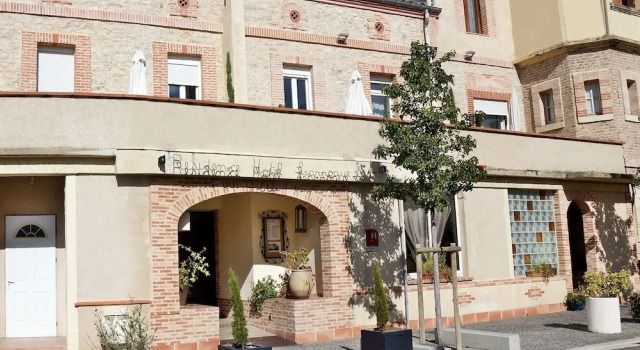 Hotel Residence Larroque, Book Hotel Caussade Tarn-et-Garonne