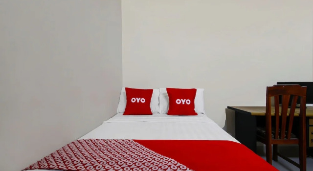 Camera Standard Super OYO 92437 Wahidin Guesthouse