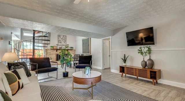 Explore Atl! Chic Home Base Near Mercedes-benz, Buchen Sie Ferienhaus Union City Georgia