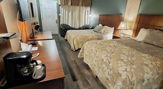 Четырёхместный номер Superior с балконом Hotel-Motel Drummond