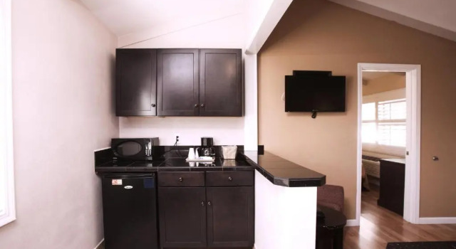 Четырёхместный номер Standard Tri-Valley Inn & Suites