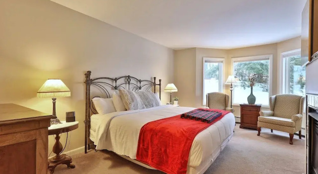 The Birch Ridge: American Classic Room #7 - King Suite In Killington. Hot Tub. 1 Bedroom Home, Забронировать Дом для отпуска Коттеджи Киллингтон, Коттедж