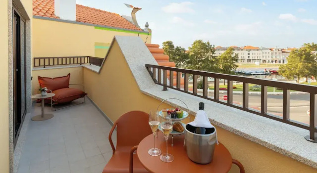 Двухместный номер Standard с балконом и с видом на канал Hotel do Alboi