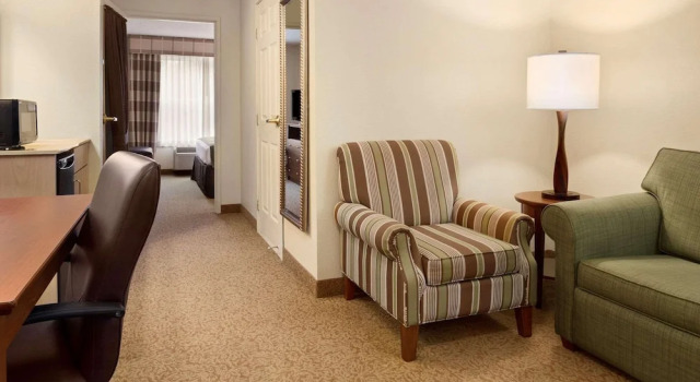 Люкс c 1 комнатой Country Inn & Suites by Radisson, Stevens Point, WI