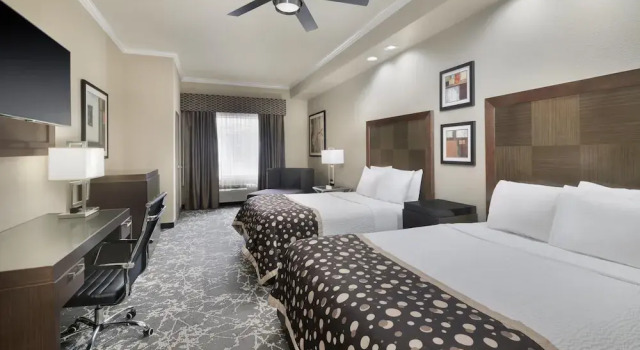 Четырёхместный номер Standard с видом на внутренний двор Best Western Premier Crown Chase Inn & Suites
