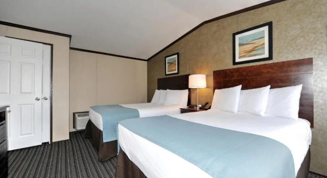 Четырёхместный номер Standard Instalodge Hotel and Suites Karnes City