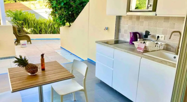 Апартаменты Beautiful suite S7, pool, sea view, Pinel Island