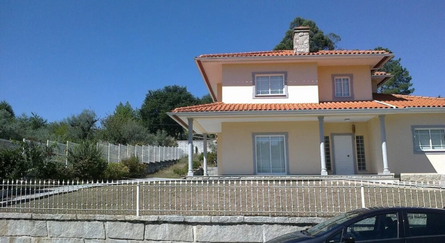 3 Bedroom House in Viseu, With Wonderful Mountain View and Garden 60 k, 预订 酒店 维塞乌 Beira Alta