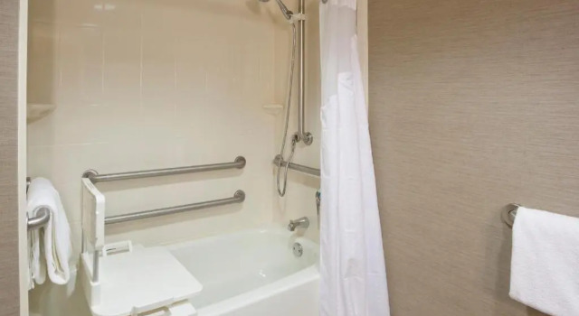 Четырёхместный номер Standard Holiday Inn Express & Suites Bloomington West by IHG