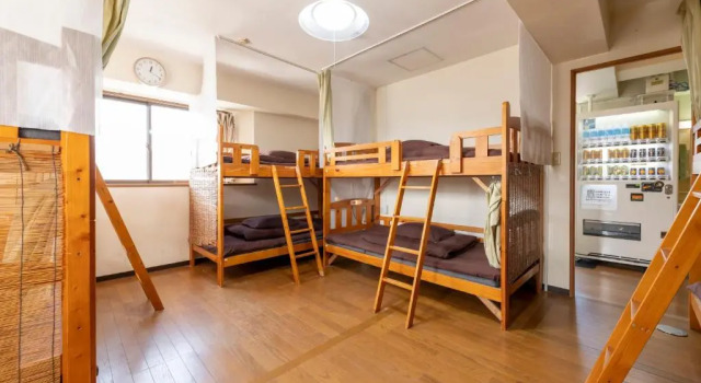 Кровать в общем номере (мужской номер) Green Guesthouse