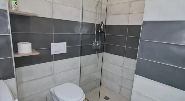 Sunny Apartment - Blloku Tirana, near Lake, Забронировать Апартаменты/квартира Отели области Тираны с парковкой, Парковка