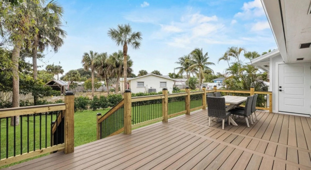 Коттедж с 3 комнатами Deck + Pool Table! Walk to Dtwn Jensen Beach