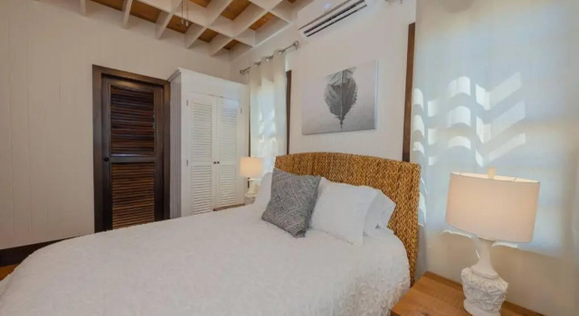 Athena's Mahogany House by the Bay 4 Bedroom/2 Bathroom